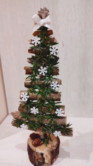 Naturalna ręcznie wykonana choinka Świąteczna.