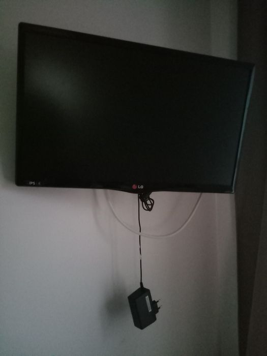 Televisor lcd LG com suporte de parede