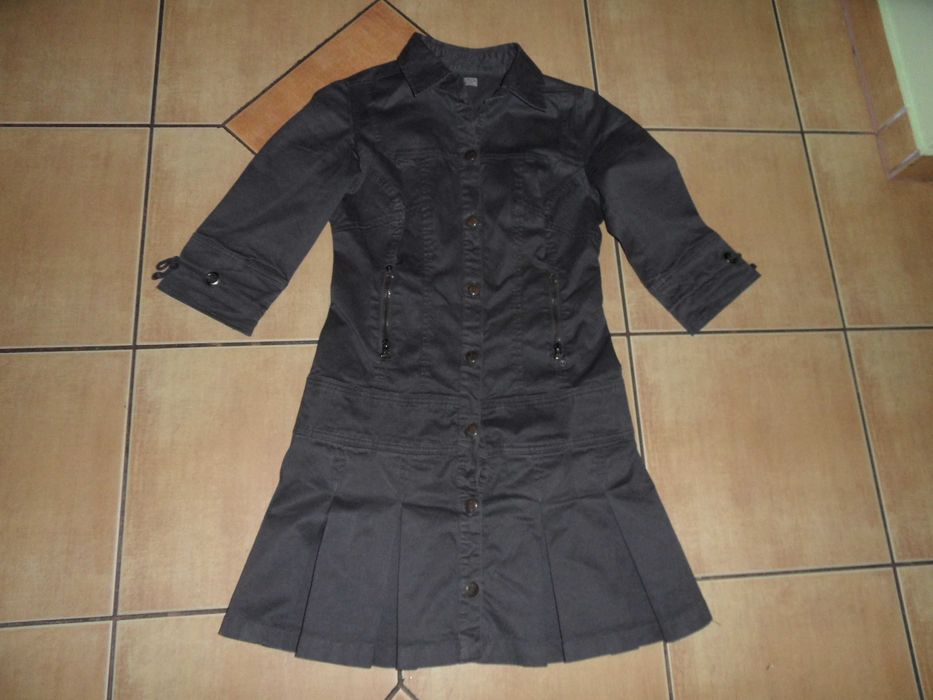 Fajna sportowa sukienka rozpinana z przodu zdobiona zameczkami rozm M