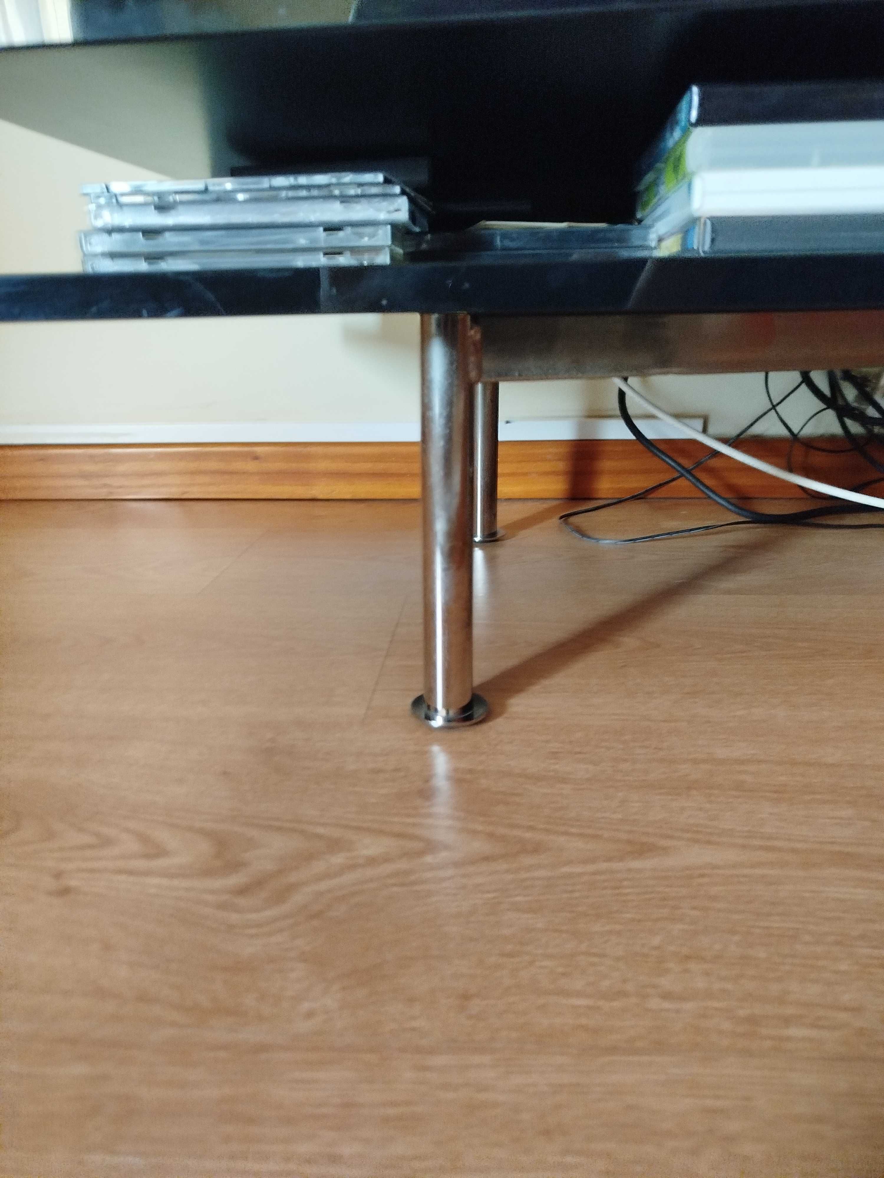 Vendo Móvel de TV preto com base em vidro
140x47x38
