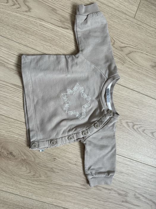 Beżowa bluza z zapięciem z boku 56