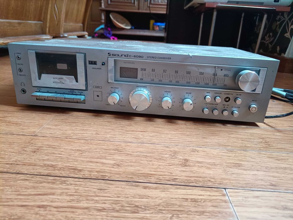 Radio i magnetofon z okresu PRL-u