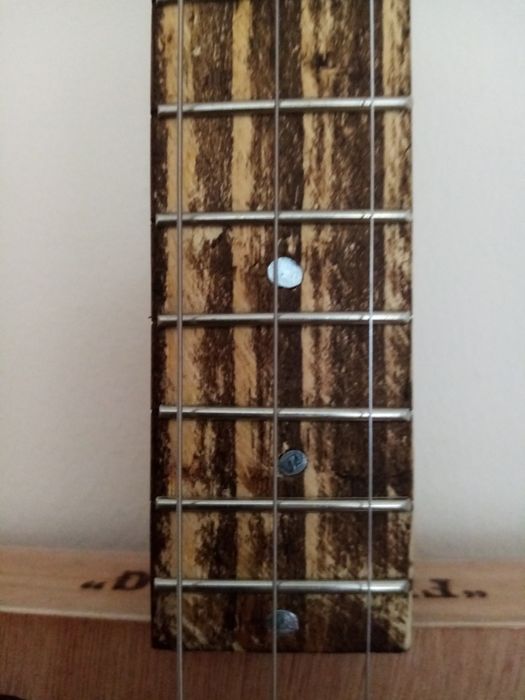 Cigar box guitar