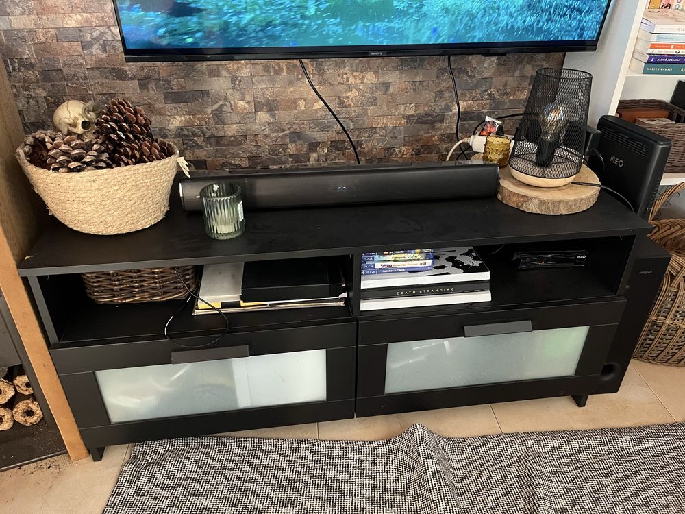 Movel TV preto com gavetas