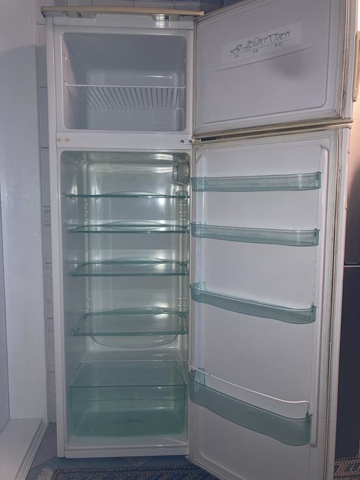 Холодильник з морозілкою