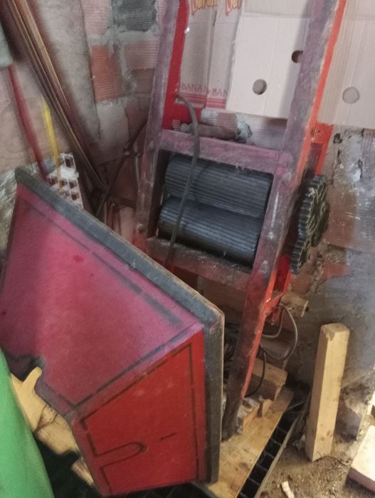 Esmagador de uvas elétrico