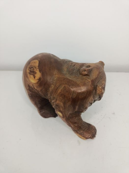Drewniana rzeźba niedźwiedzia