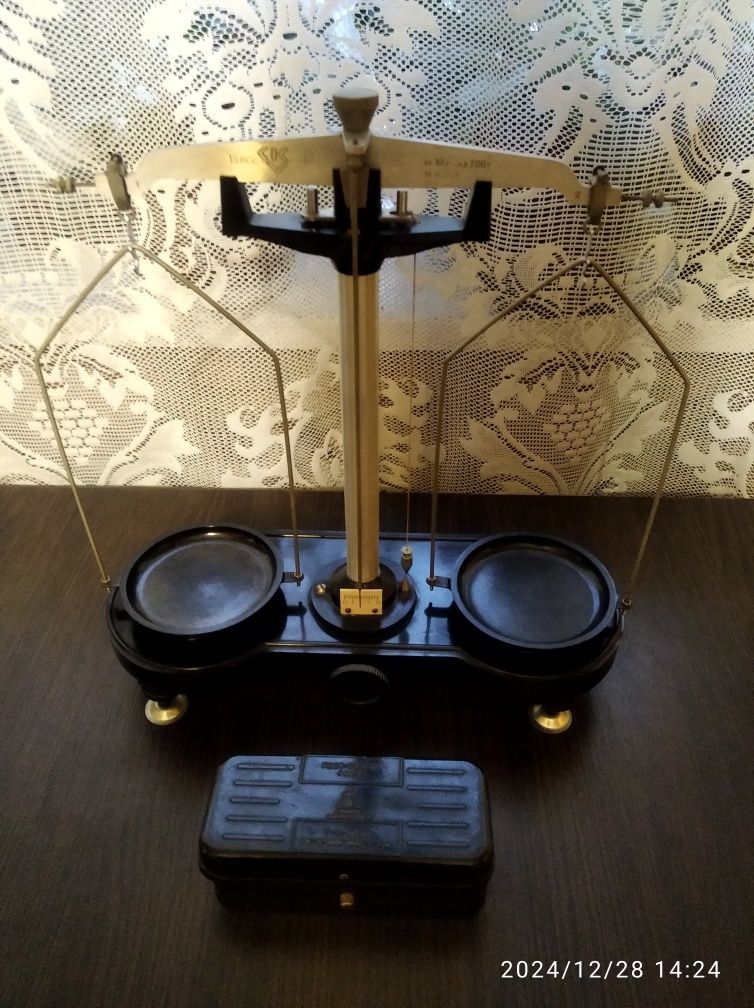 Продам весы лабораторные.