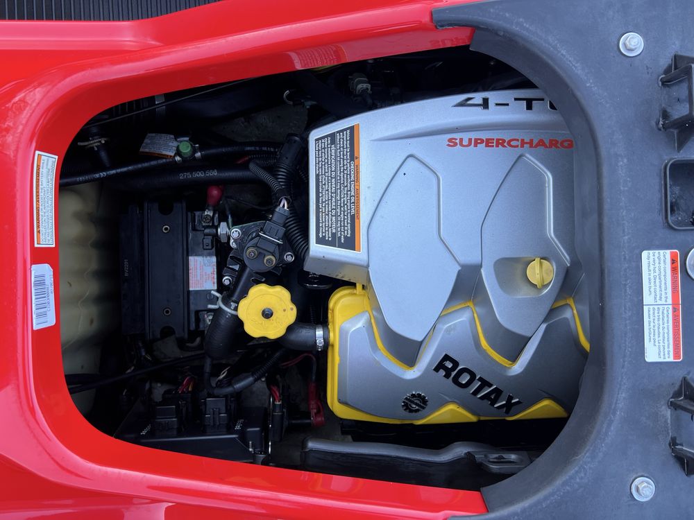 Mota de Água Sea-Doo GTX com atrelado