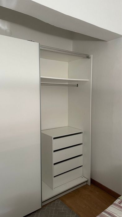 Roupeiros com comoda e portas de correr