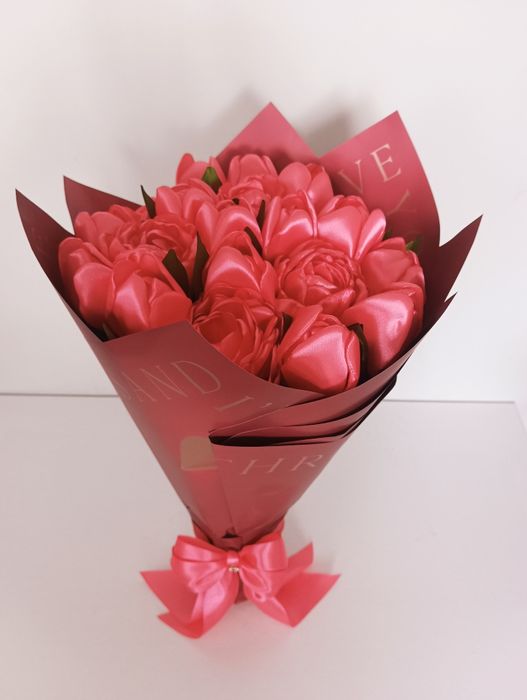 Wieczny bukiet koralowych tulipanów i piwonii