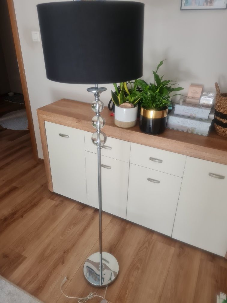 Lampa stojąca.  Czarny klosz srebrna noga.