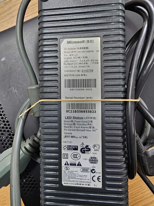Konsola Xbox 360 z dyskiem i zasilaczem