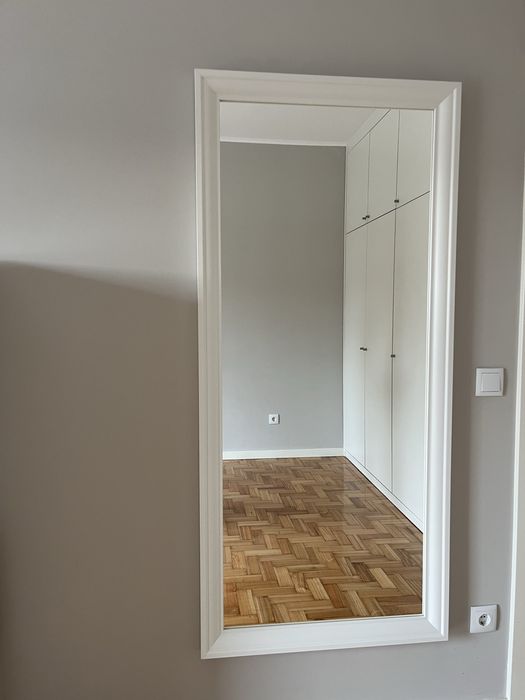 Espelho de quarto de vestir branco novo
