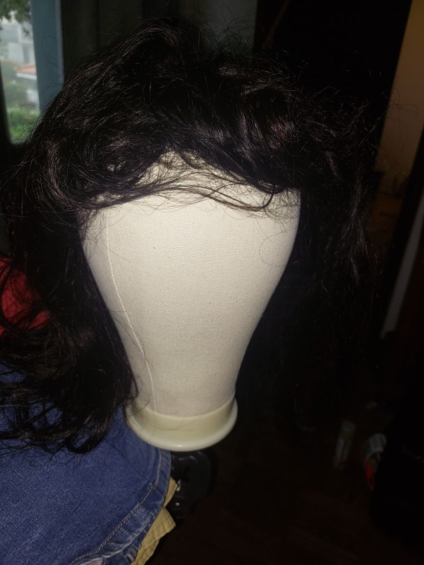 Protese capilar com aproximadamente 30cm de comprimento