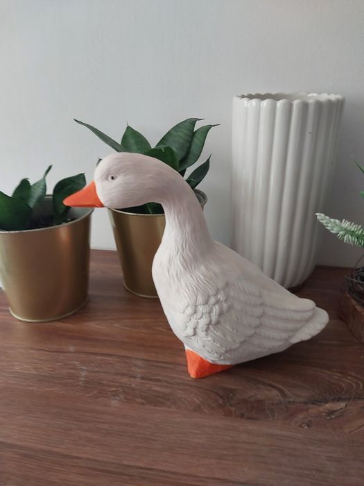 Ręcznie malowana figurka gęsi z biskwitu dekoracja ozdoba