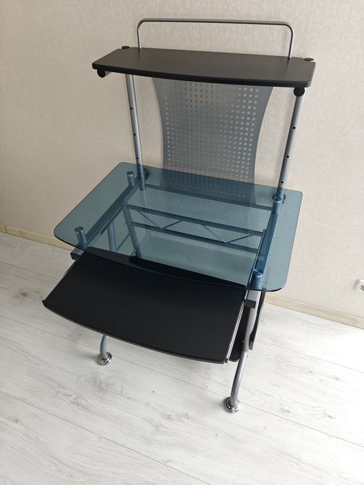 Комп'ютерний стіл металево скляний