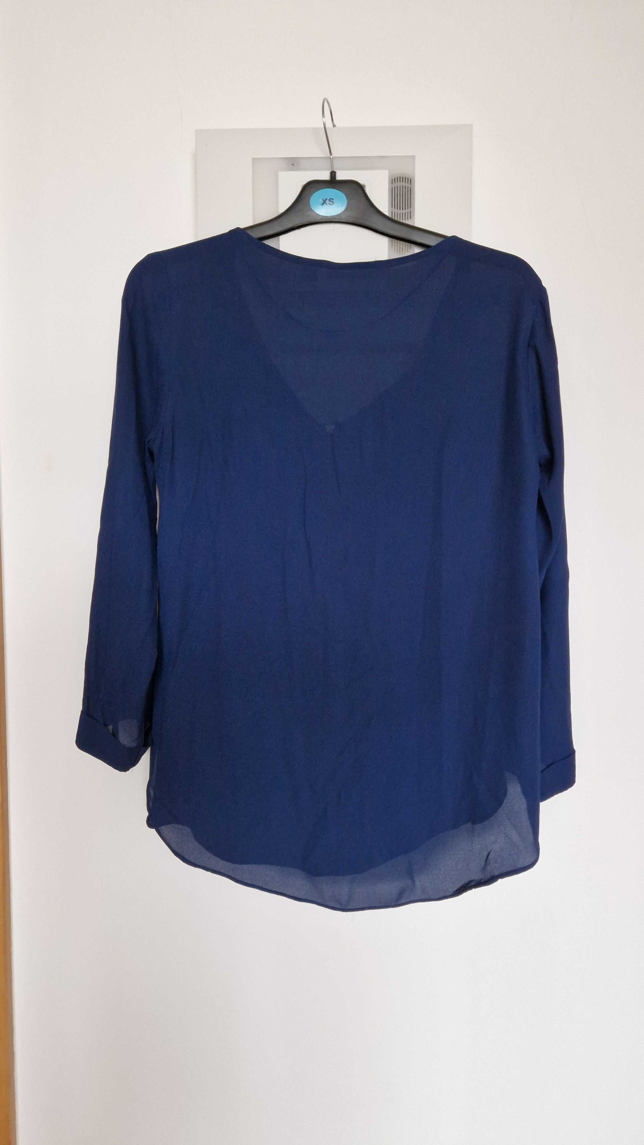 Blusa azul escura, manga comprida, tamanho M