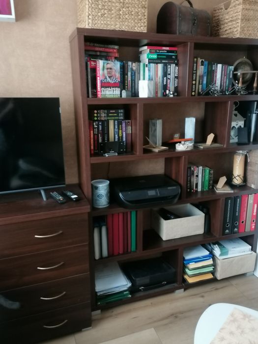 Zestaw mebli szafa, komoda i regał.