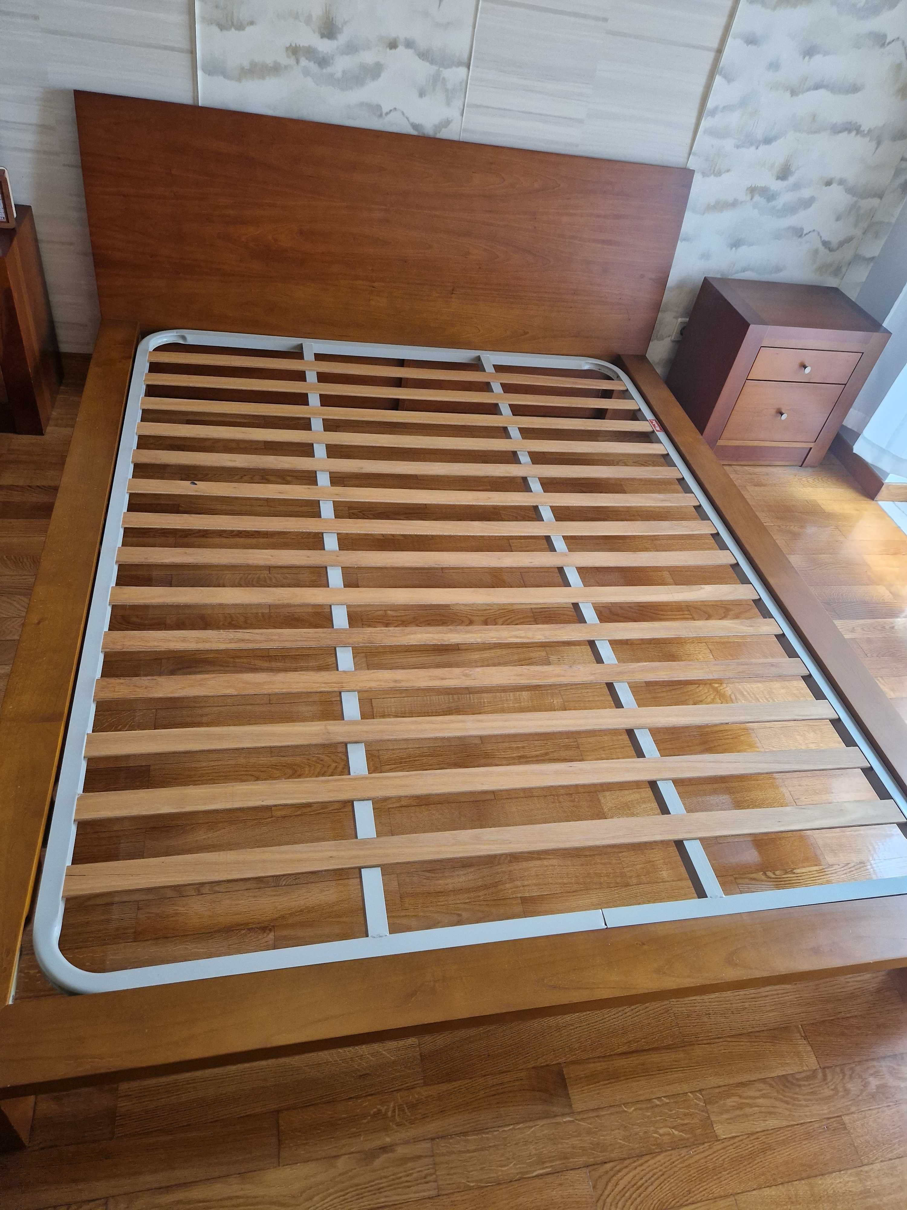 Cama com estrado e 2 mesas de cabeceira