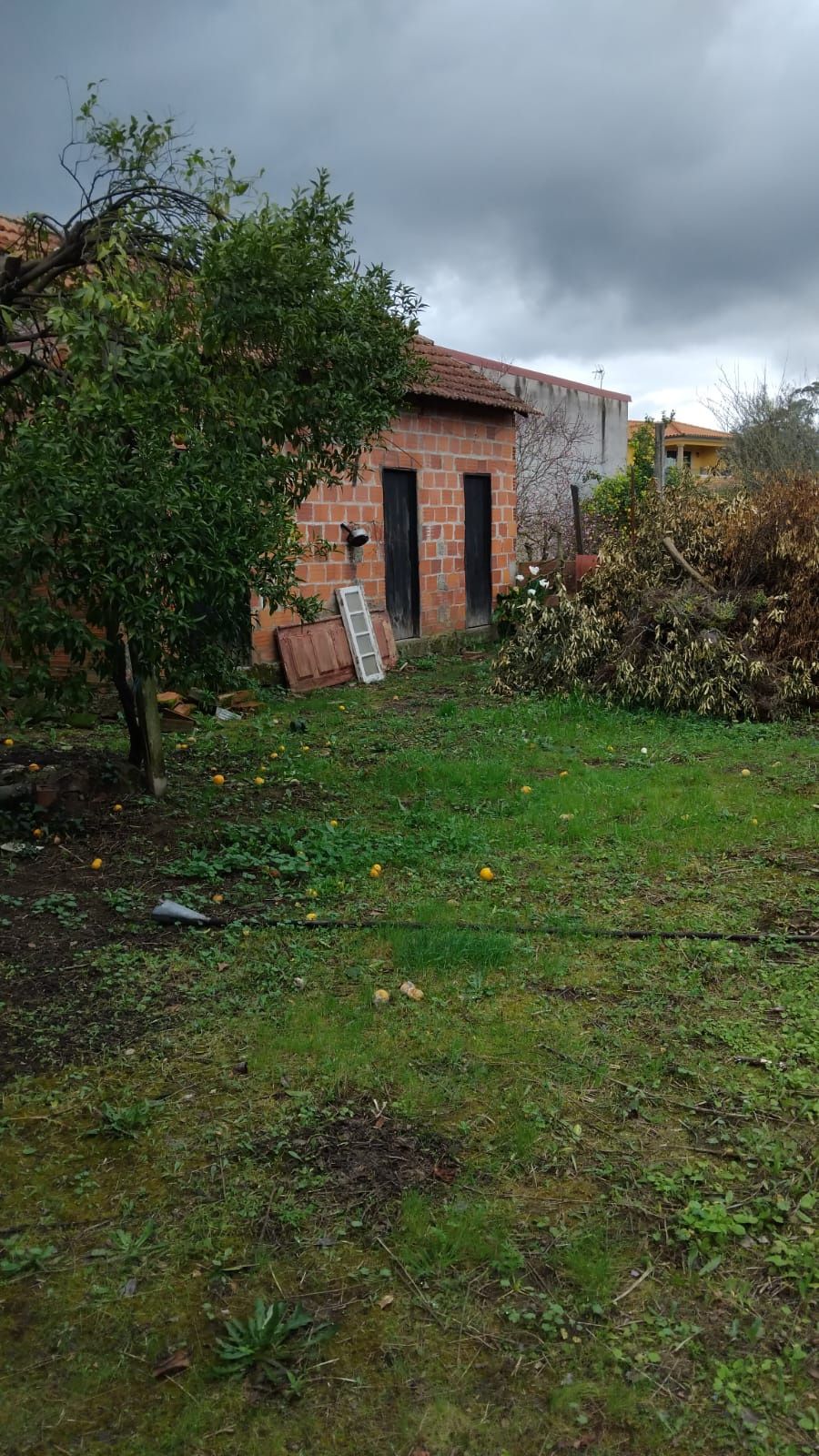 Vende  moradia bem localizada estrada principal