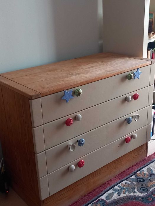 Cómoda com gavetas de puxadores decorativos