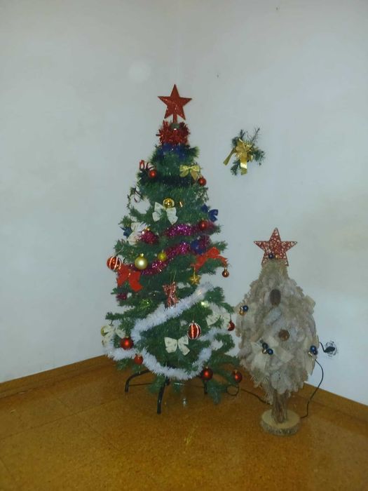 Linda árvore de Natal com 1,60m com todas as decorações + árvore extra