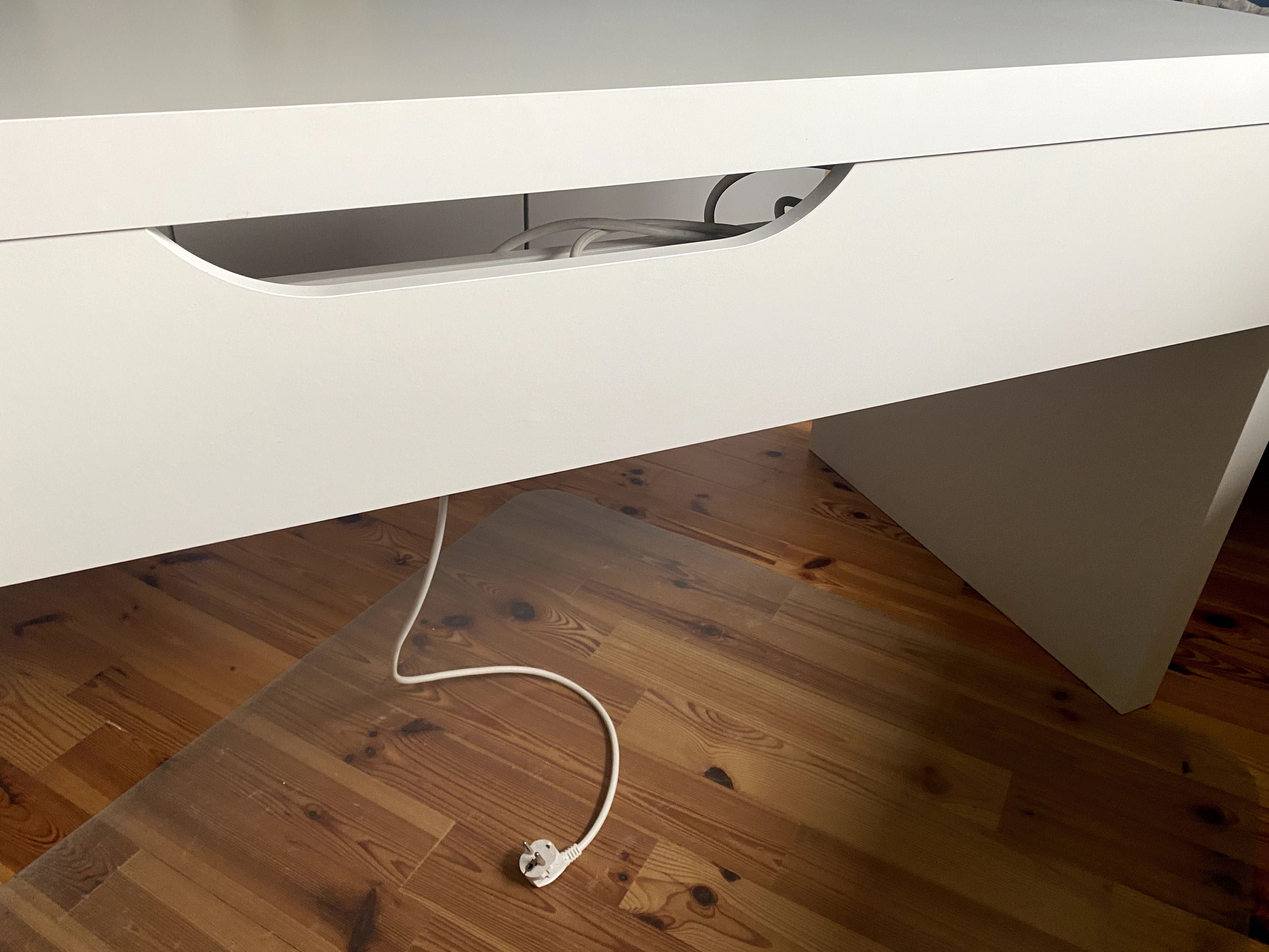 Biurko z wysuwanym panelem - IKEA, model MALM