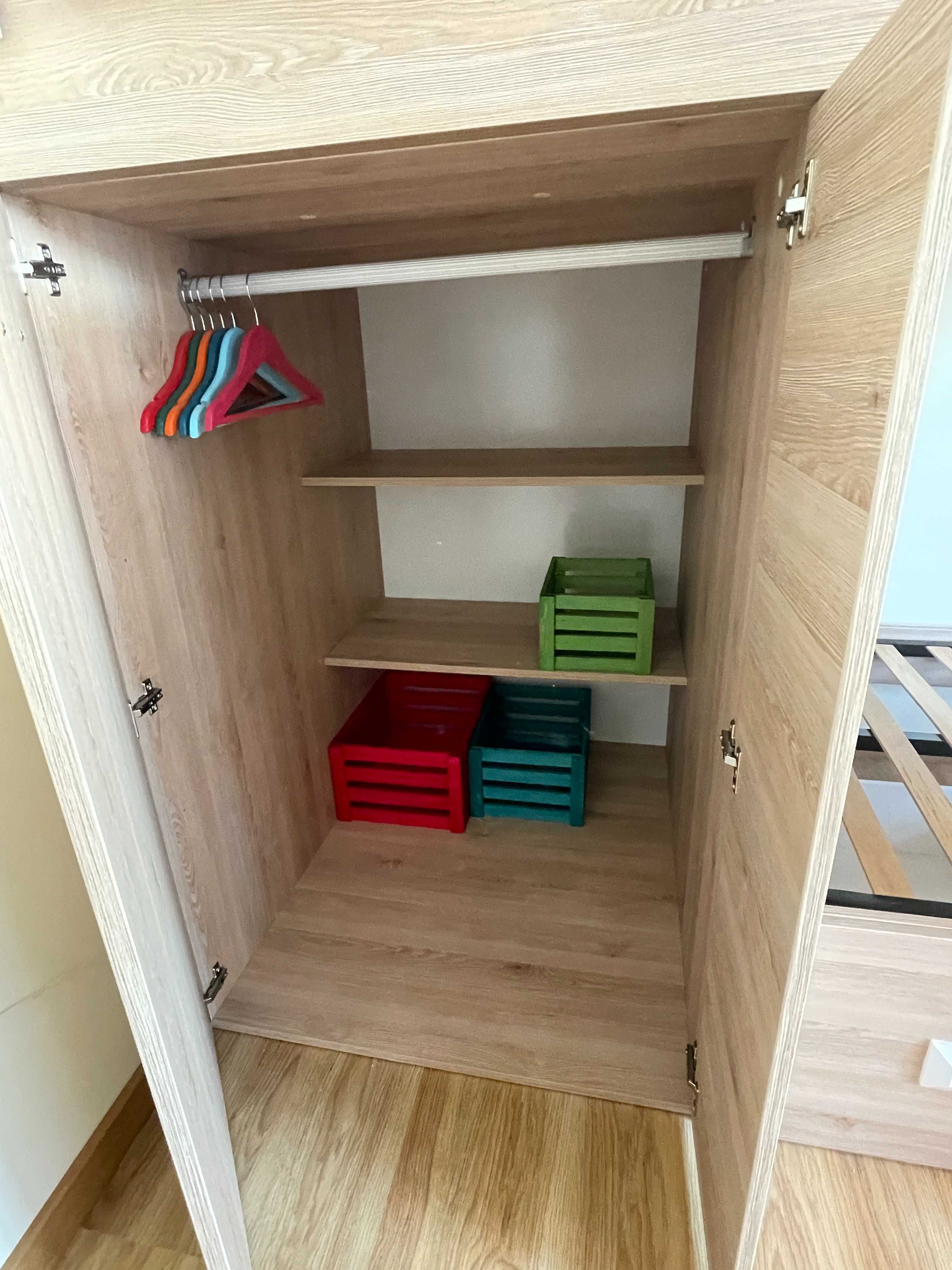 Beliche (2 camas, bunk bed) com colchões, gavetas e arrumação