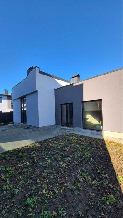 Продаж сучасного будинку в затишній локації.