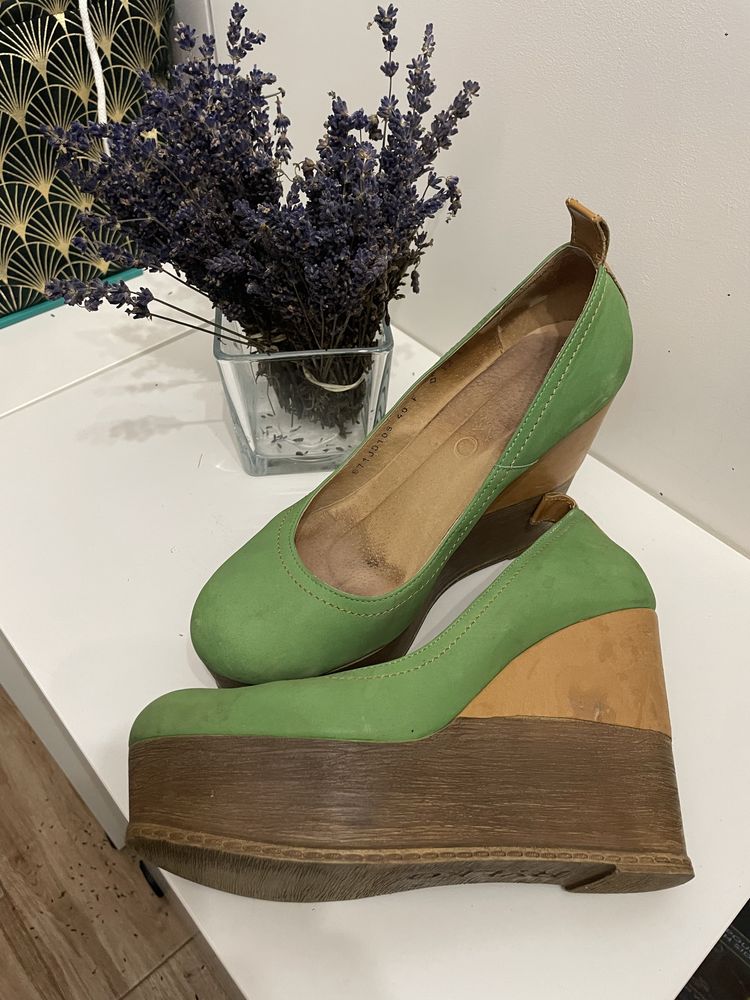 Buty na koturnie