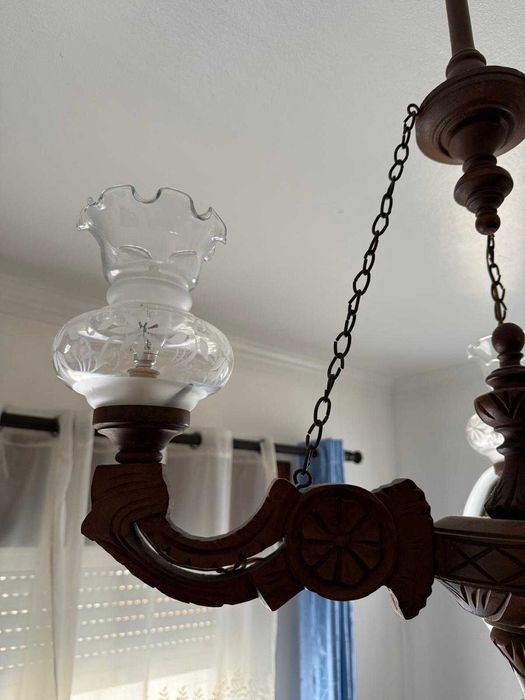 Candeeiros de teto em madeira com tulipas de vidro