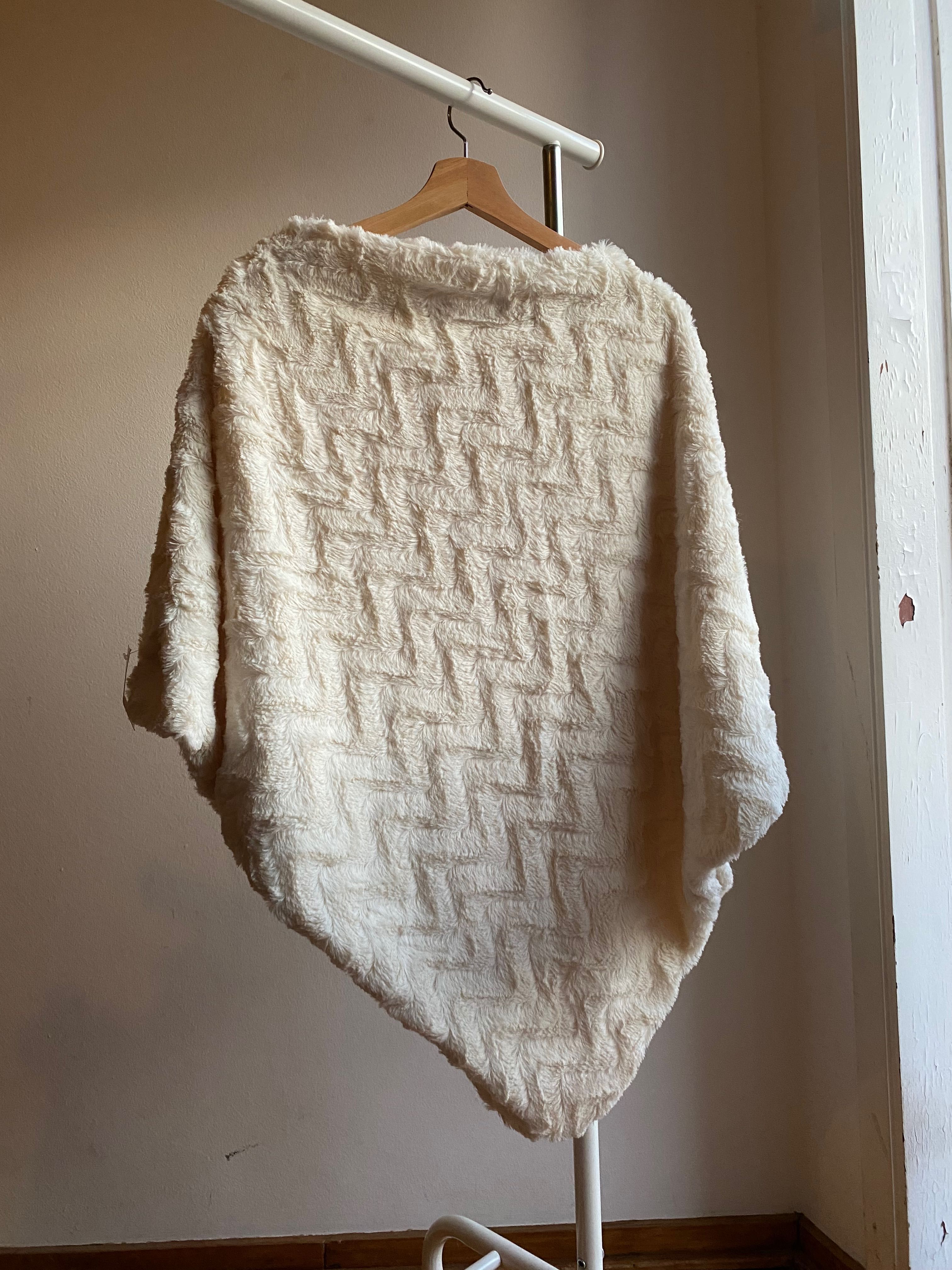 Poncho novo de imitação de pelo branco