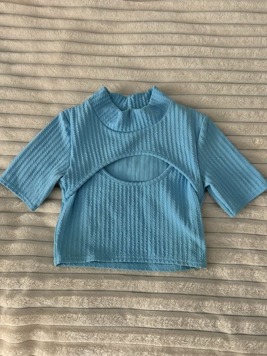 Топ з вирізом PrettyLittleThing яскраво блакитного кольору