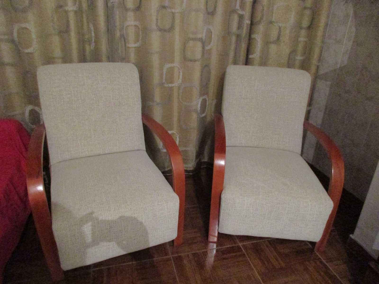 Conjunto Cadeirões NOVOS – Madeira Maciça de Cerejeira e Tecido Bege