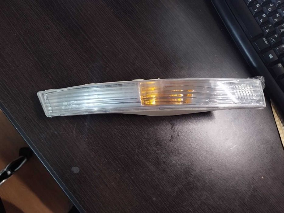 Повторювач поворота в бампер передній Пассат Б6 Фольксваген правий