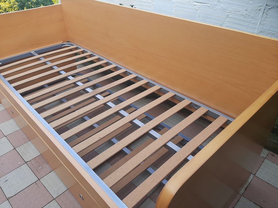 Cama de solteiro, com gaveta com cama. Em madeira aglomerado