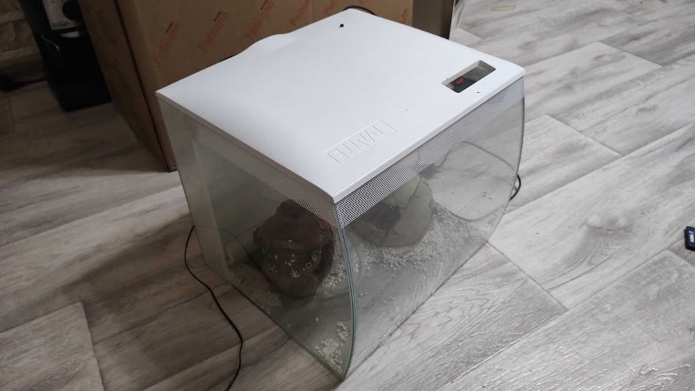 Продам аквариум для рыбок с подсветками и разными девайсами