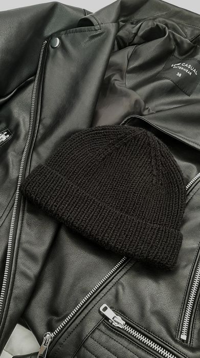 Шапка в'язана спицями