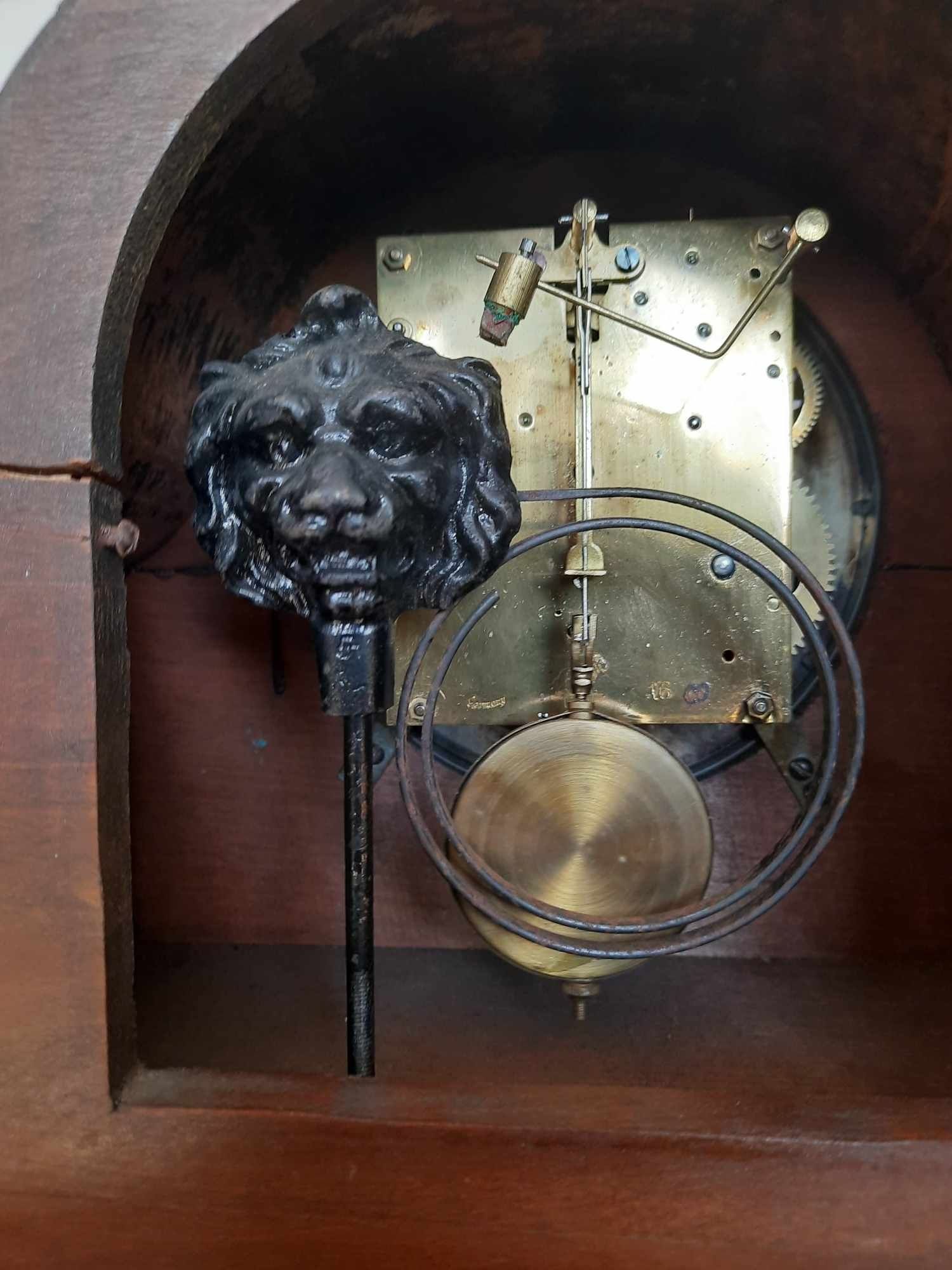 Piękny stary zegar kominkowy.
