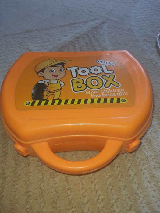 Набір інструментів. Інструменти дитячі. Каска.