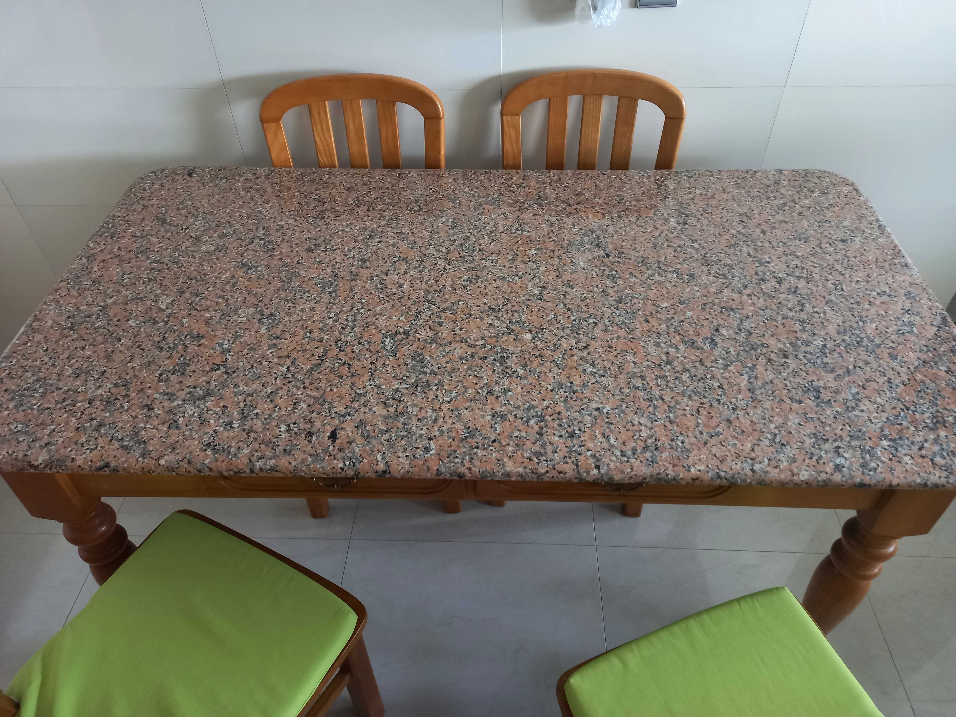 Vendo mesa de Cozinha com cadeiras