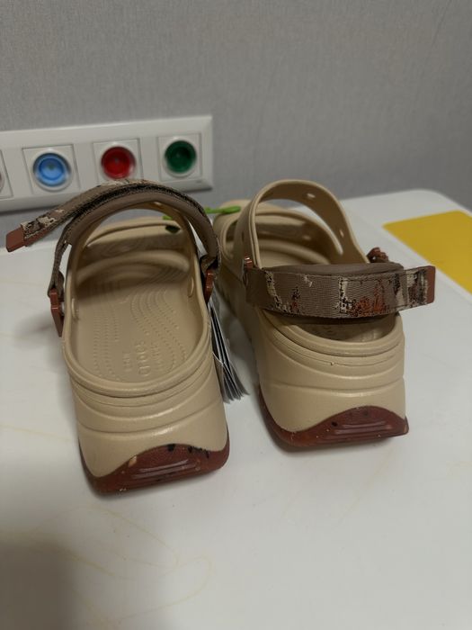 Шльопанці сандалі Crocs Classic Hiker