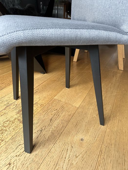 Krzesła do jadalni salonu szare drewniane tapicerowane Glorio j ikea