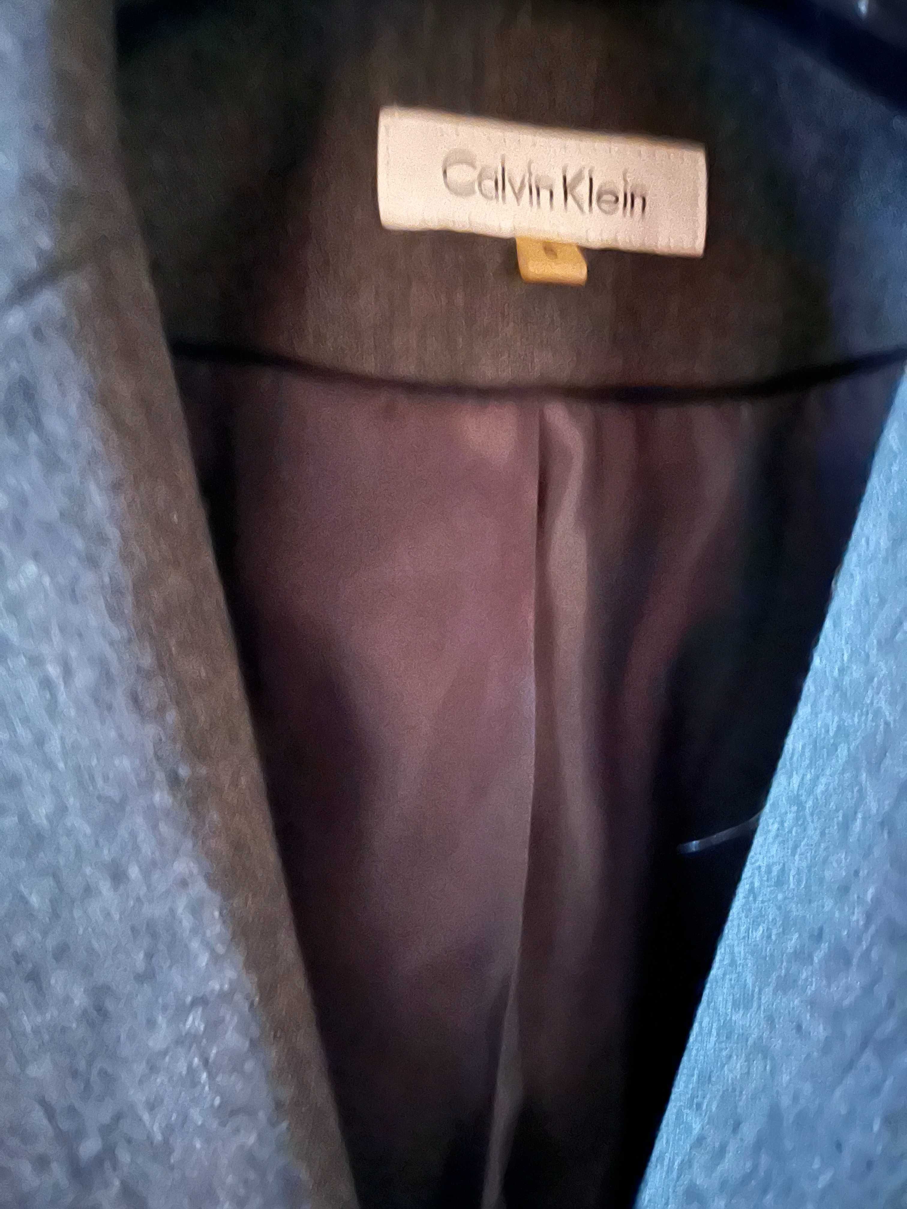 Damska klasyczna marynarka Calvin Klein.