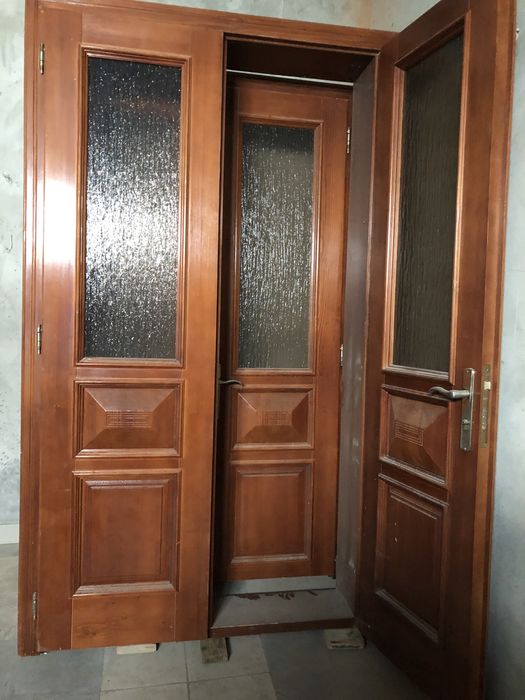 Двери междукомнатные , два комплекта , коричневые и белые