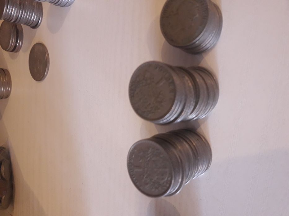 Moedas e notas variadas.