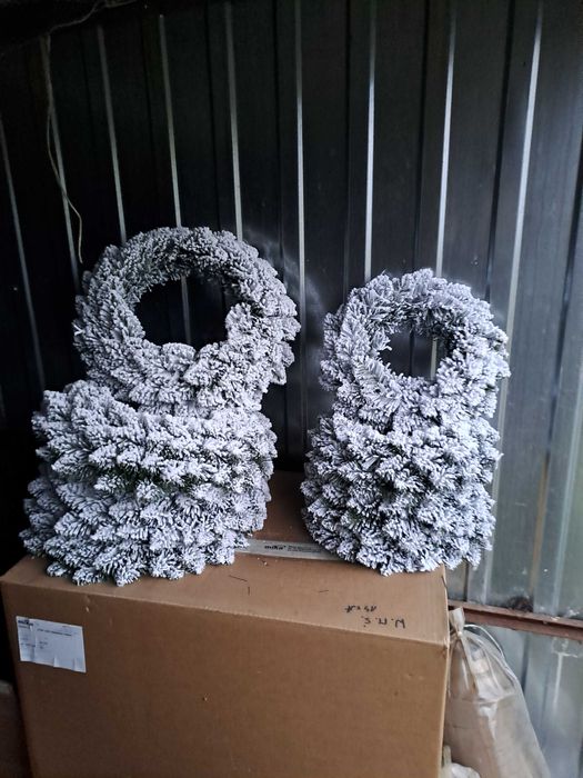 Wianek  , Girlandy  świąteczne na drzwi , stół , prezent