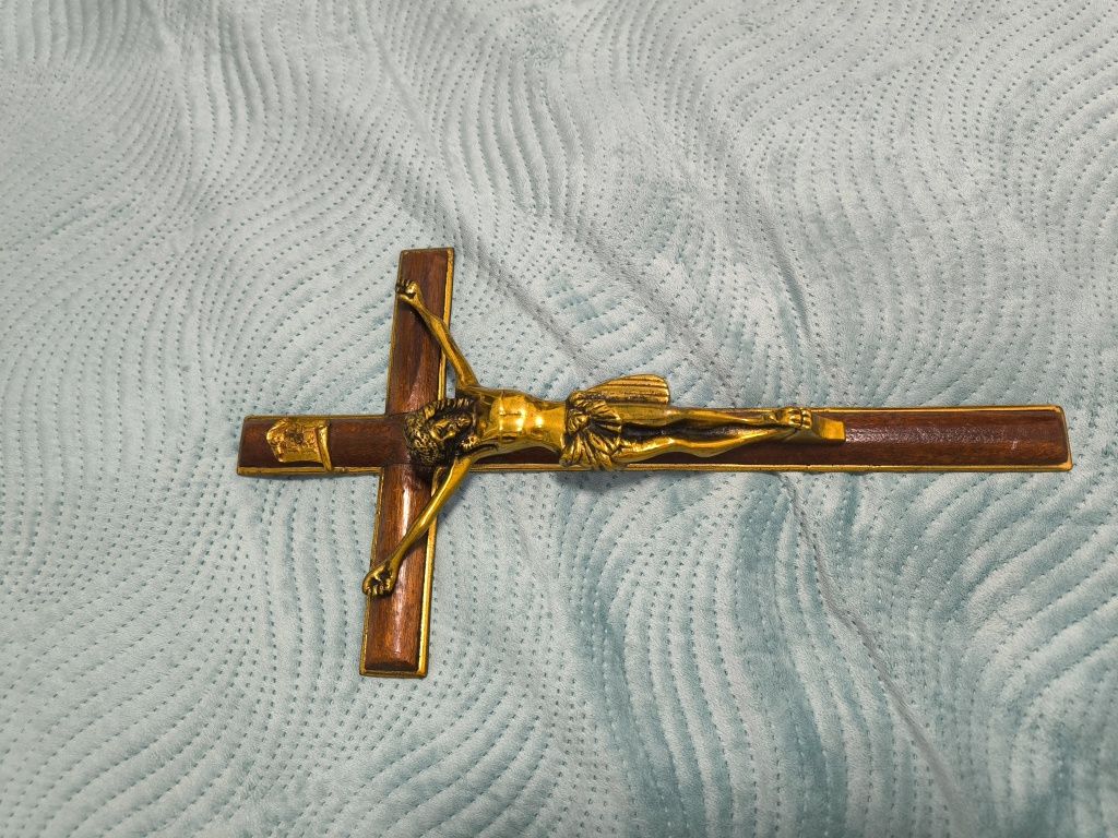 Cruz toda em metal com acabamentos em madeira de mogno  cerca de 40cm