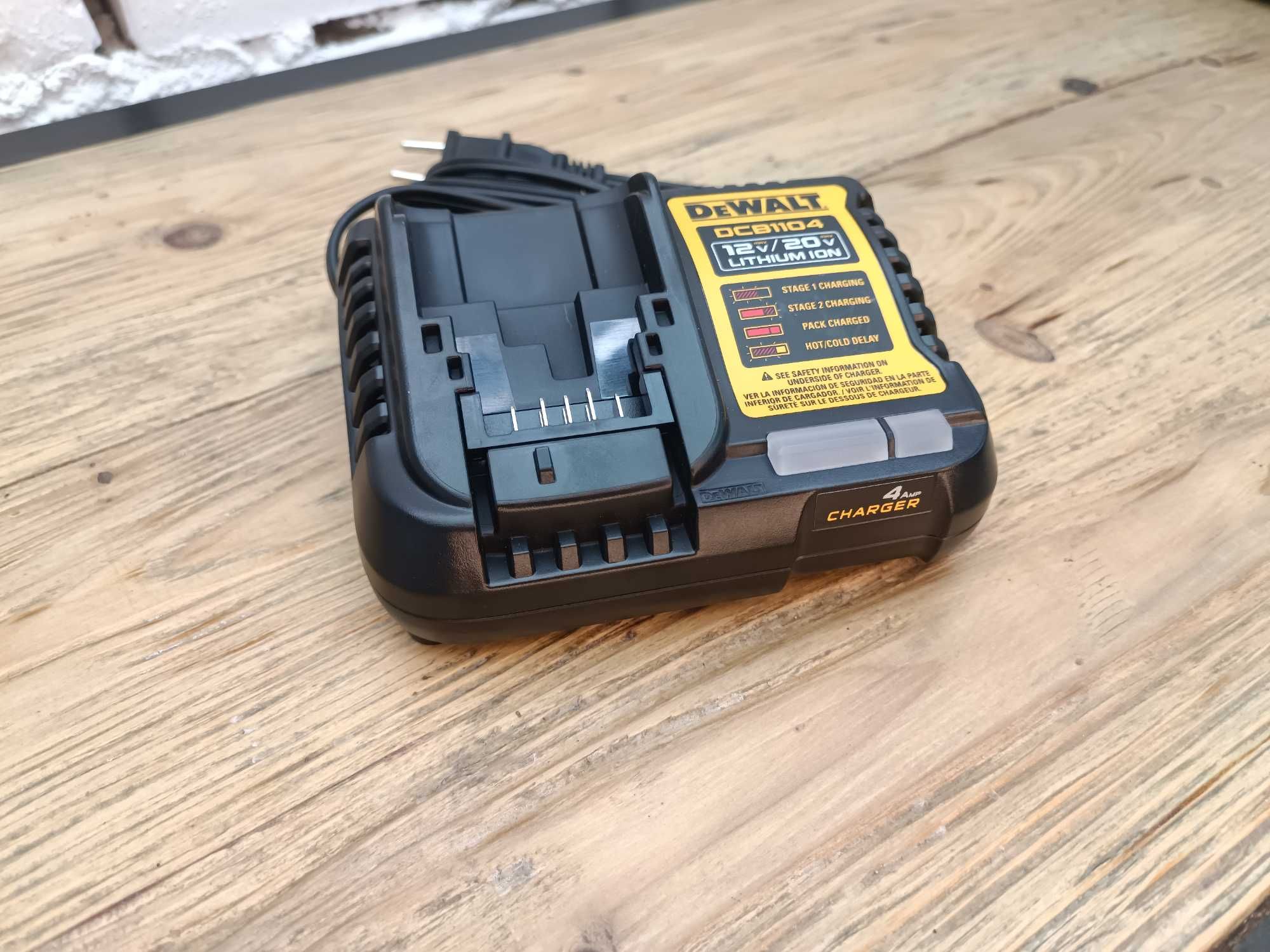 Зарядка DeWalt DCB1104 20V з США Оригінал 220V